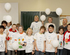 Klasse mit Kampagnen-Shirts und Luftballons