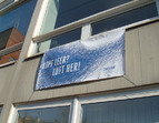 Banner am Schulgebäude