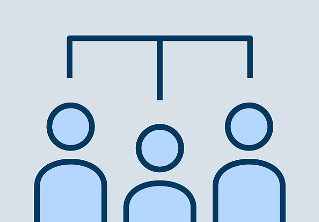 Drei Personen und ein Organigramm als Icon