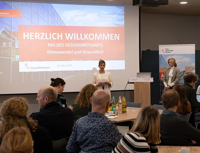 Begrüßung während der Veranstaltung