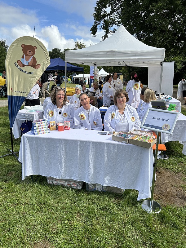 Kolleg:innen am Stand: Apotheke
