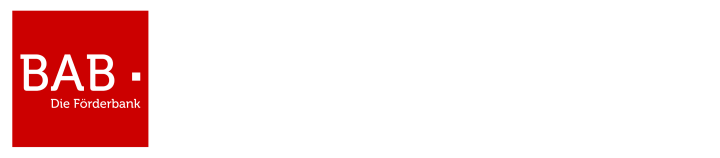 Zu sehen ist das Logo der Bremer Aufbau-Bank. Weiße Schrift vor rotem Hintergrund. Der Schriftzug ist 