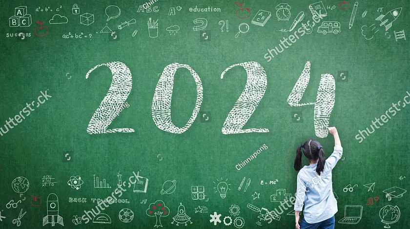 Kind schreibt auf einer Tafel 2024